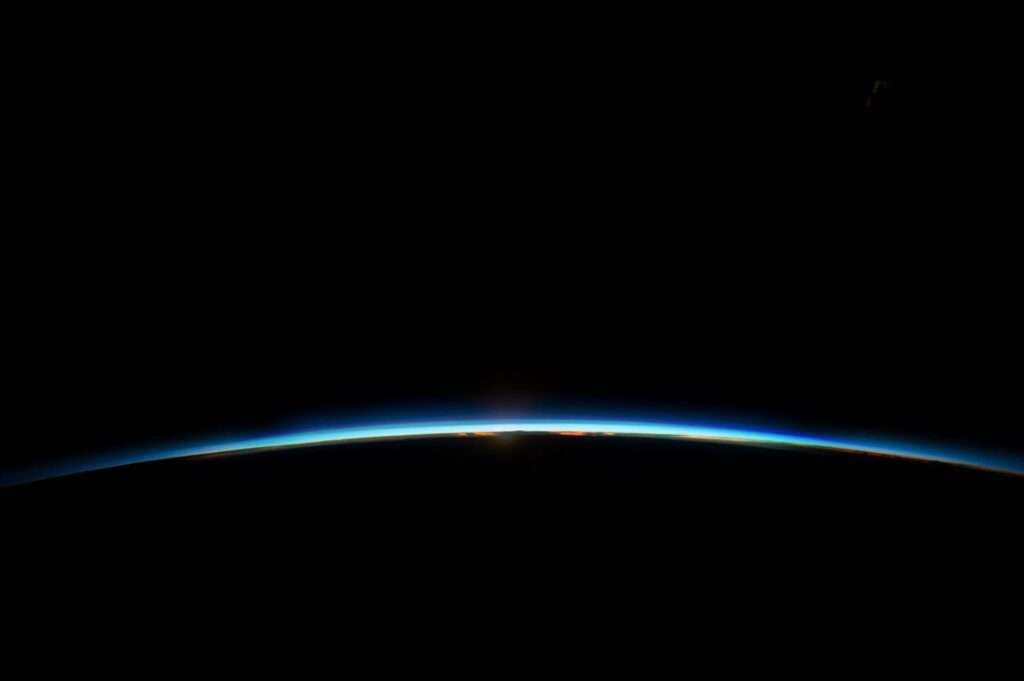 Das Hero-Bild auf der TechHawks-Website zeigt die Morgendämmerung auf der Erde.